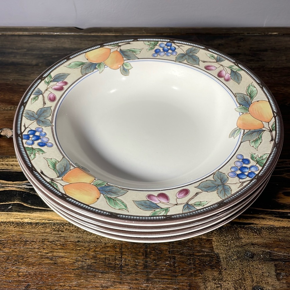 Set of 4 Mikasa Garden Harvest Intaglio wide rimmed bowls in mint shape.